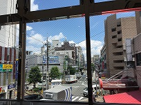待合室から一角に馬渕塾がある交差点が見えます 口腔外科総合研究所
